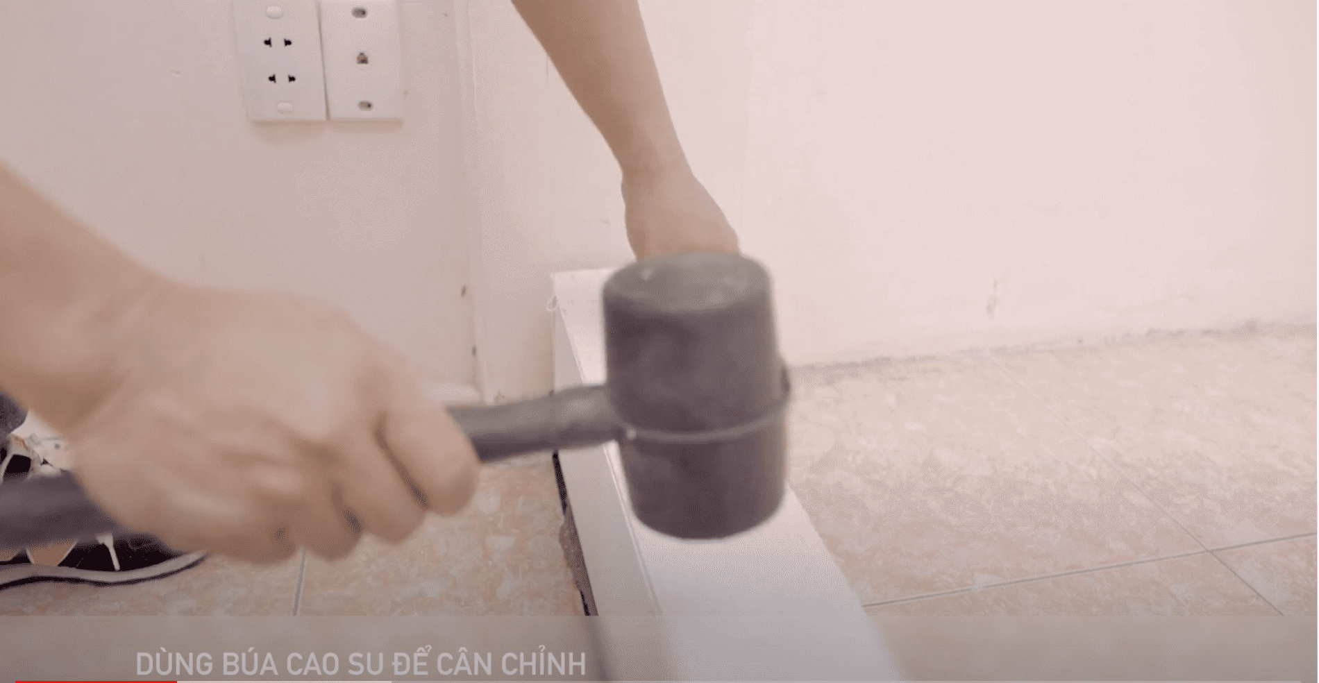 Dùng búa cao su để cân chỉnh