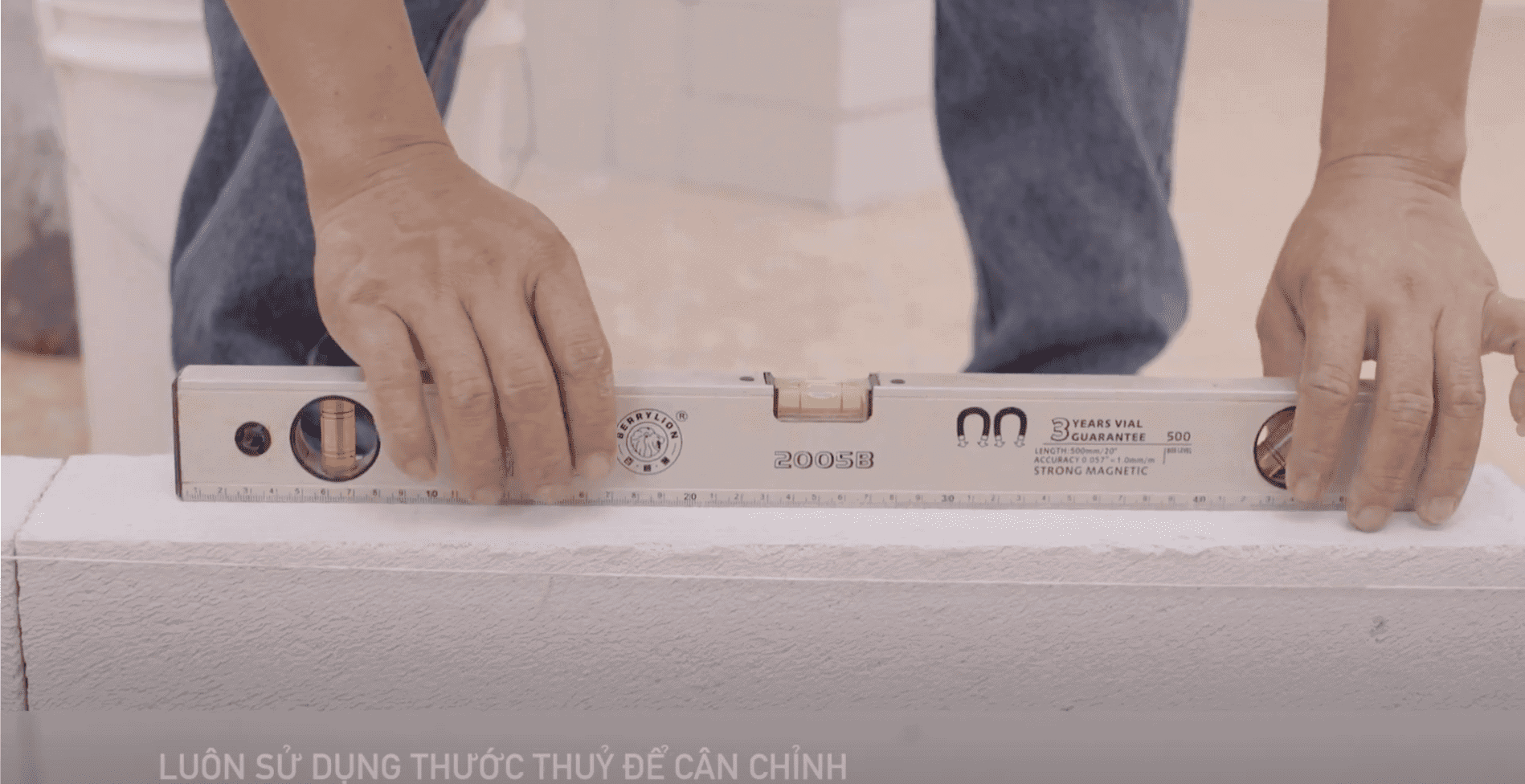 Luôn dùng thước thuỷ để cân chỉnh